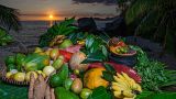 Pescado, fruta y verduras al anochecer en Anse Takamaka