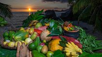 Poisson, fruits et légumes au coucher du soleil, Anse Takamaka