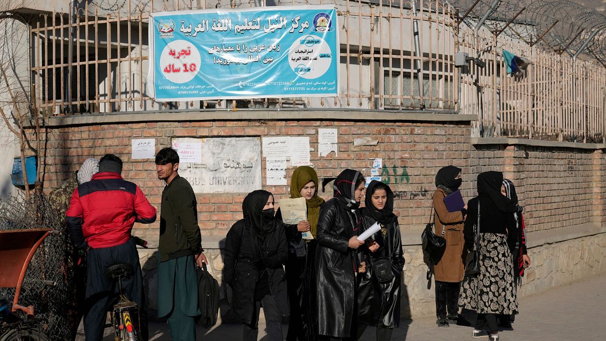 دانشجویان زن افغان در بیرون از دانشگاه کابل؛ روز چهارشنبه ۲۱ دسامبر ۲۰۲۲