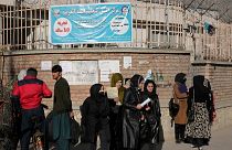 دانشجویان زن افغان در بیرون از دانشگاه کابل؛ روز چهارشنبه ۲۱ دسامبر ۲۰۲۲