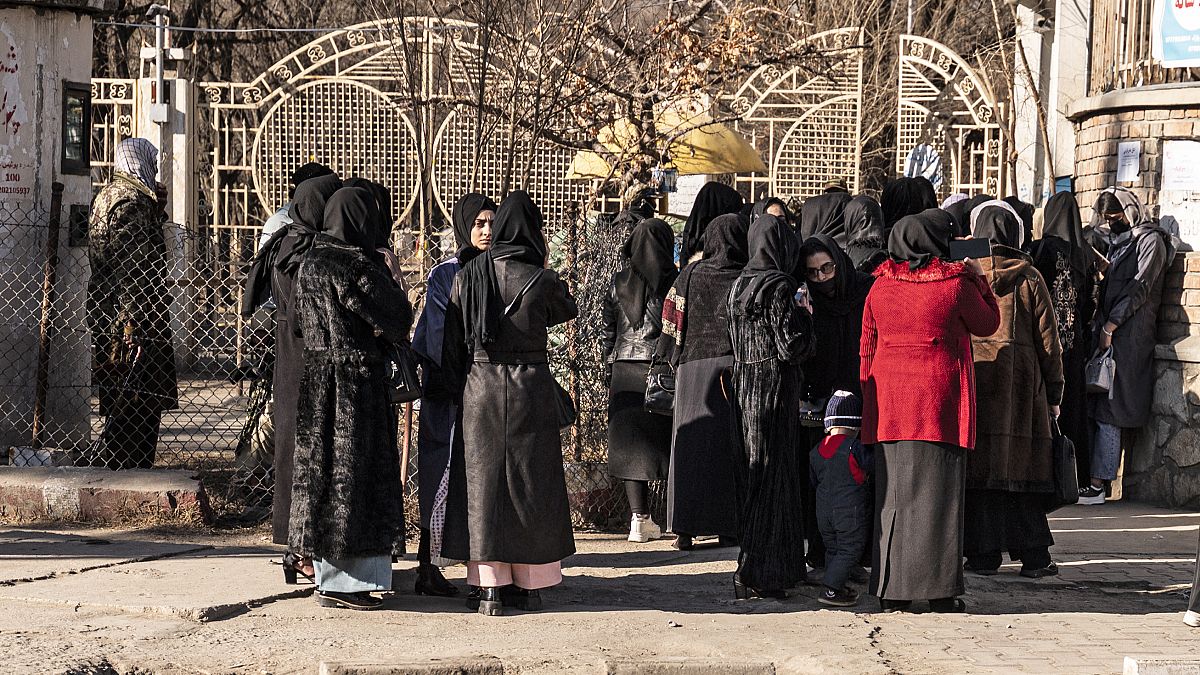 Nők tüntettek szerdán az ellen, hogy kitiltották őket az afganisztáni egyetemekről.