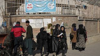 Estudiantes afganas frente a la Universidad de Kabul en Kabul, Afganistán, miércoles 21 de diciembre de 2022.