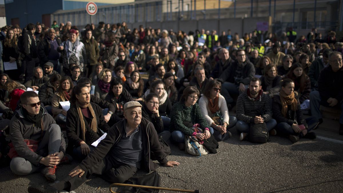  أرشيف: متظاهرون يطالبون بإغلاق مركز احتجاز المهاجرين في برشلونة، إسبانيا، 2016