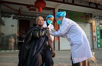 Egy idős ember koronavírus elleni védőoltást kap Kínában. 