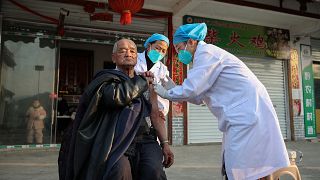 Egy idős ember koronavírus elleni védőoltást kap Kínában.