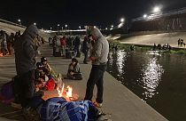 Migrantes pasan la noche en las orillas de Río Grande, en Ciudad Juárez, México