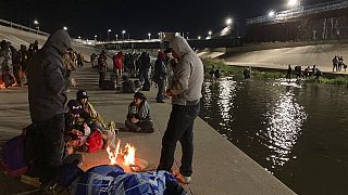 Migrantes pasan la noche en las orillas de Río Grande, en Ciudad Juárez, México