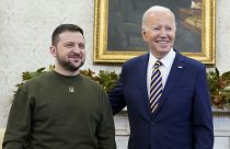 Le président Joe Biden rencontre le président ukrainien Volodymyr Zelenskyy dans le bureau ovale de la Maison Blanche, mercredi 21 décembre 2022, à Washington.