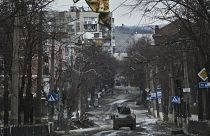 Veículo militar ucraniano numa rua da cidade de Bakhmut, na região de Donetsk, na Ucrânia