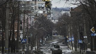 Ukrán tank egy bahmuti utcán 2022. december 21-én.