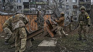 Soldados ucranianos preparan defensas en Bajmut, Ucrania
