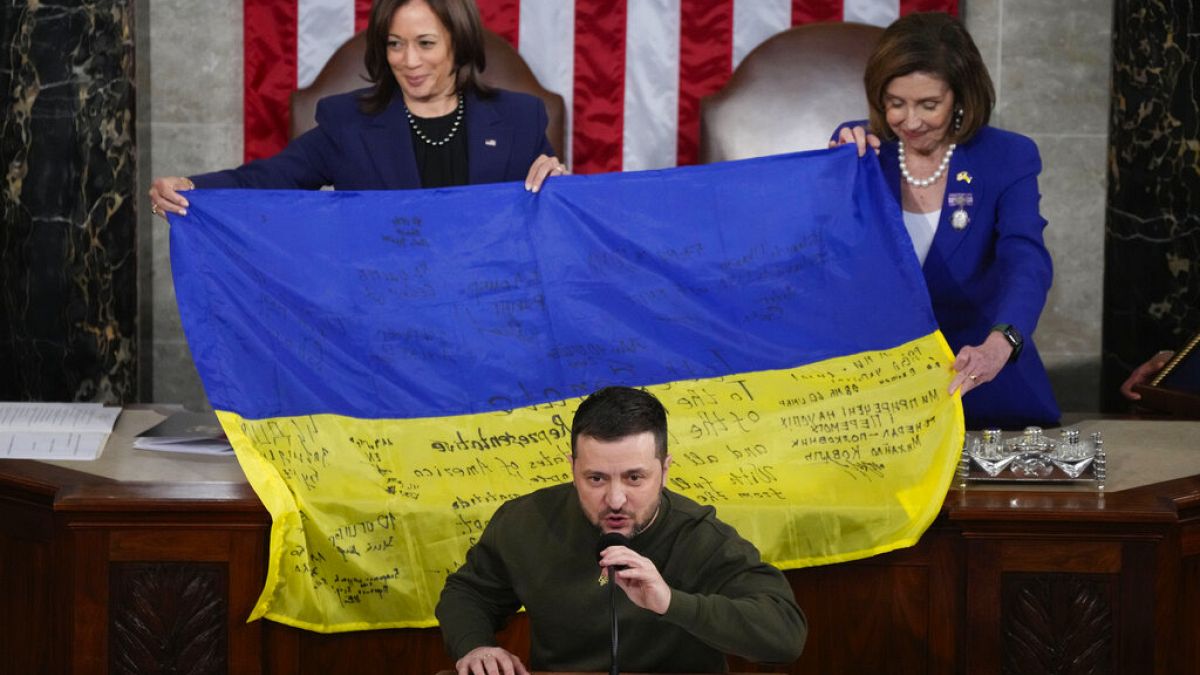 Volodymyr Zelensky a remis un drapeau ukrainien signé par les soldats sur le front à Bakhmout, dans l’est du pays. Au Capitole, à Washington, le 21 décembre 2022