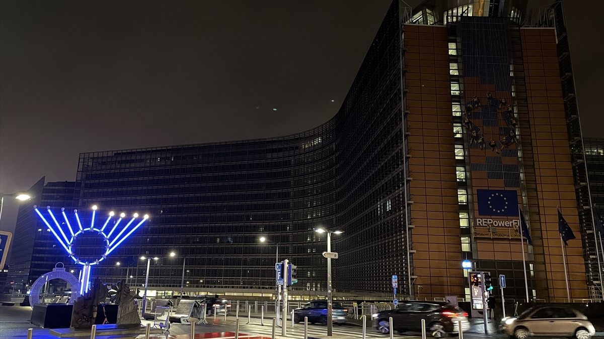 AB ve NATO'ya ait binalarda, Ukrayna ile dayanışma için ışıklar kapatıldı