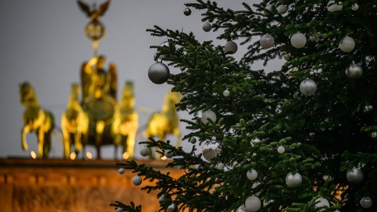 Dem Weihnachtsbaum am Potsdamer Platz fehlt die Spitze