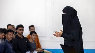 مدرسة يمنية في إحدى الجامعات في مدينة تعز الثالثة باليمن، 15 ديسمبر 2022
