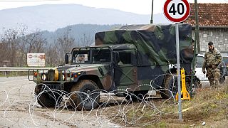 Kosova Sırbistan sınırında görev yapan NATO askerleri (arşiv)