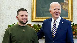 Ukrayna Devlet Başkanı Vladimir Zelenskiy (sol), ABD Başkanı Joe Biden 