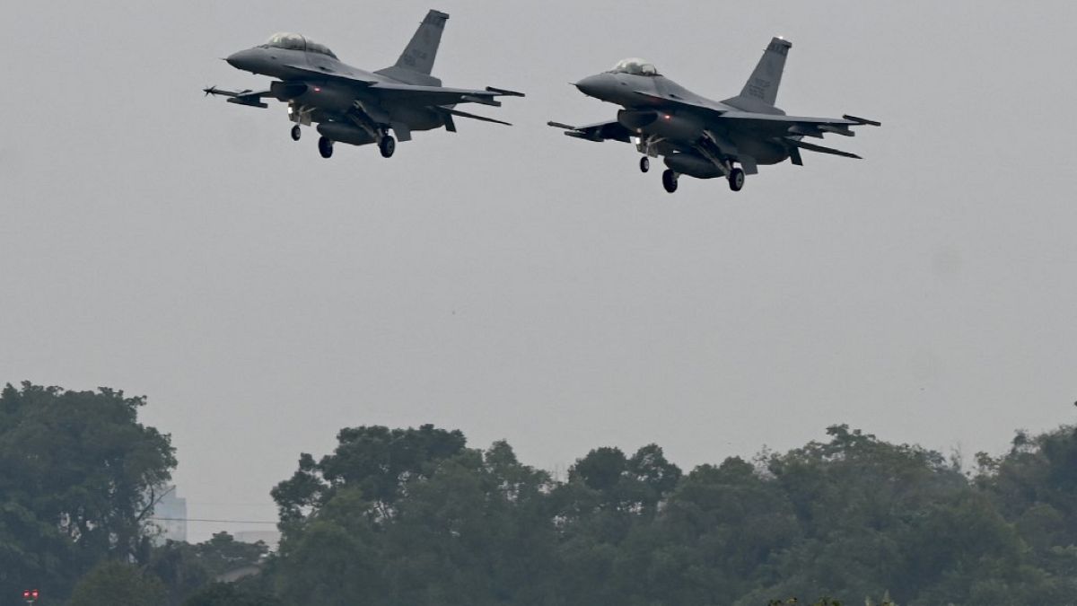 مقاتلتان مسلحتان من طراز F-16V أمريكيتان الصنع تحلقان فوق قاعدة جوية في تشيايي، جنوب تايوان- 5 يناير 2022.