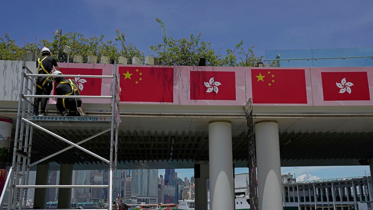 نصب پرچم‌ چین در کنار پرچم هنگ‌کنگ در ۲۵امین سالگرد تحویل هنگ‌کنگ به چین