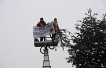 Ativistas do grupo "Última Geração", após cortarem a Árvore de Natal da Porta de Brandeburgo, em Berlim