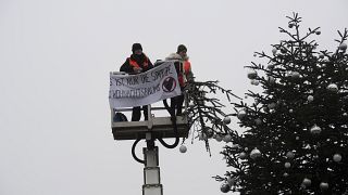 Ativistas do grupo "Última Geração", após cortarem a Árvore de Natal da Porta de Brandeburgo, em Berlim