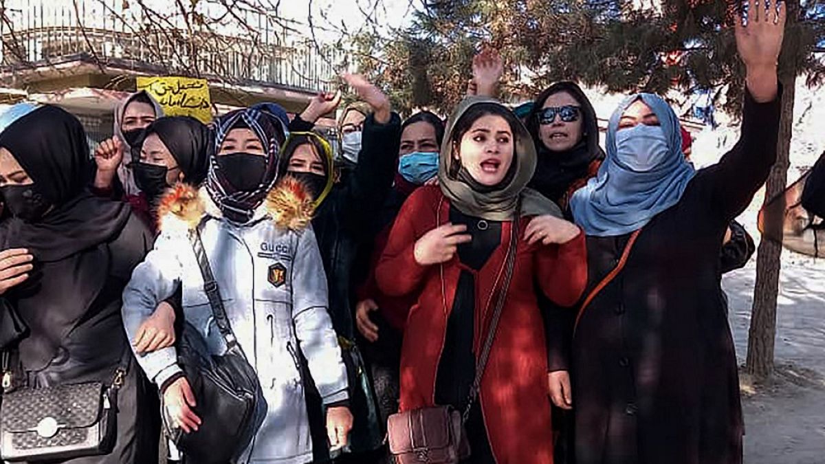 Afgan kadınlar üniversite yasağına karşı protesto düzenledi