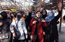 Afgan kadınlar üniversite yasağına karşı protesto düzenledi