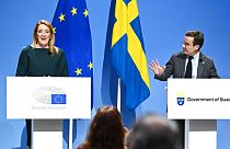 Roberta Metsola az EP elnöke és Ulf Kristersson svéd miniszterelnök közös, az uniós elnökséget előkészítő sajtótájékoztatójukon november 30-án, Stockholmban