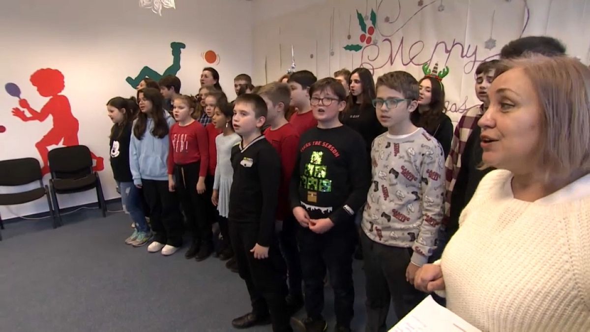 Ukrainische Kinder in einer Einrichtung der Organisation Migration Aid in Budapest singen
