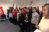 Ukrainische Kinder in einer Einrichtung der Organisation Migration Aid in Budapest singen
