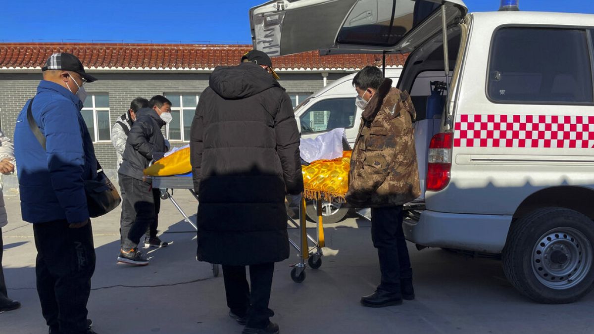 Ambulance à l'entrée d'un centre de crémation dans la province de Hebei (nord de la Chine), le 22/12/2022