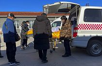 Ambulance à l'entrée d'un centre de crémation dans la province de Hebei (nord de la Chine), le 22/12/2022