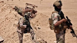  صورة من الارشيف تظهر جنوداً عراقيين في موقع هجوم منسوب إلى تنظيم الدولة الإسلامية
