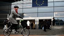 سيدة تقود دراجة هوائية أمام مبنى البرلمان الأوروبي في بروكسل في 9 ديسمبر 2022. أ