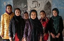 دانش‌آموزان دختر افغان در کلاسی در کابل؛ ۲۲ دسامبر ۲۰۲۲