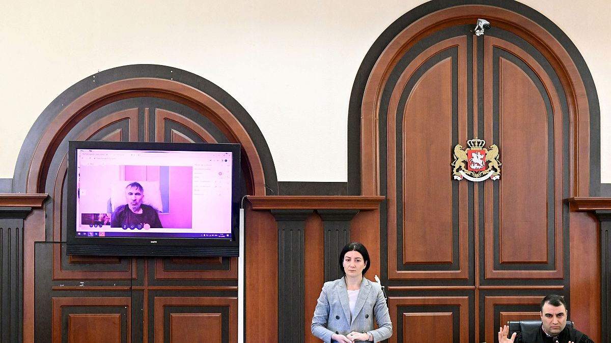 الرئيس الجورجي السابق ميخائيل ساكاشفيلي يظهر على شاشة عبر رابط فيديو من عيادة خلال جلسة استماع في المحكمة في تبليسي. 2022/12/22
