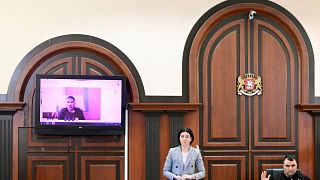 الرئيس الجورجي السابق ميخائيل ساكاشفيلي يظهر على شاشة عبر رابط فيديو من عيادة خلال جلسة استماع في المحكمة في تبليسي. 2022/12/22