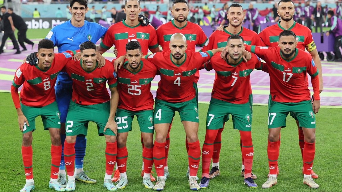 لاعبو المنتخب المغربي قبل مباراة ربع نهائي كأس العالم قطر 2022 بين المغرب والبرتغال 10 ديسمبر 2022.