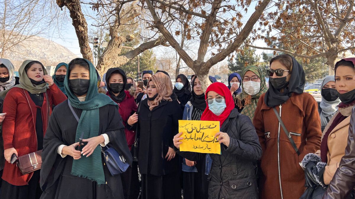 تجمع النساء أمام أبواب الجامعات بعد منعهنّ من الدخول