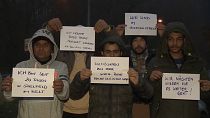 Asylbewerber protestieren gegen die lange Wartezeit vor der Verlegung in eine feste Unterkunft