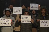Asylbewerber protestieren gegen die lange Wartezeit vor der Verlegung in eine feste Unterkunft