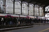Sztrájk miatt várakozó emberek egy párizsi pályaudvaron 2019. december 9-én.
