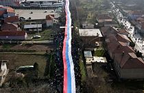 صرب‌های کوزوو درحال حمل پرچم صربستان در تظاهراتی در شمال بخش تحت سلطه صرب‌ها؛ پنجشنبه، ۲۲ دسامبر ۲۰۲۲