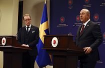 Chefes da diplomacia da Suécia e da Turquia durante conferência de imprensa em Ancara