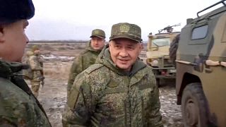 سيرغي شويغو، وزير الدفاع الروسي مع القوات الروسية في موقع  غير محدد في أوكرانيا. 