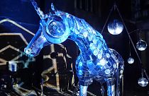 Ein Pferd aus Licht erfreut Passanten in London
