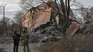 Στρατιώτες μπροστά στα συντρίμμια κτιρίου στην ανατολική Ουκρανία