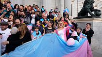 محتفلون بقانون التحول الجنسي أمام مبنى البرلمان الإسباني، مدريد 22 ديسمبر 2022.