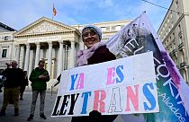 "(LGBTİ+ hakları) artık yasalaştı" pankartı taşıyan bir aktivist