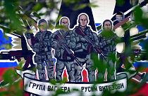 دیوارنوشته‌ای در بلگراد که گروه واگنر روسیه را با این شعار نشان می‌دهد: «گروه واگنر؛ شوالیه های روسی»
